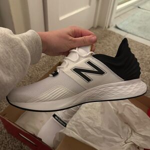 NEW BALANCE NWT MENS RUNNING SNEAKERS | BLACK & WHITE | Size: 13